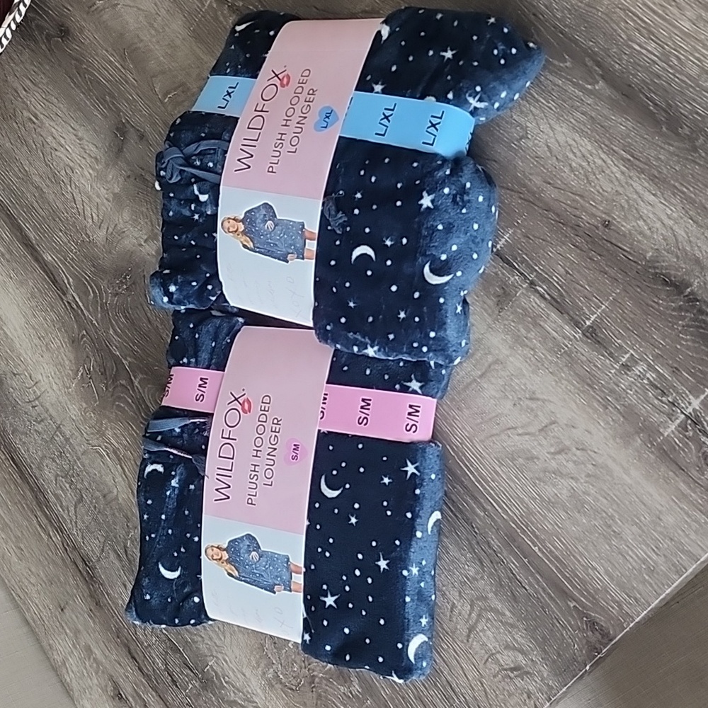 NEW! WILDFOX Plush Hooded Lounger Pullover Snuggie in Night Sky - Picture 2 of 5